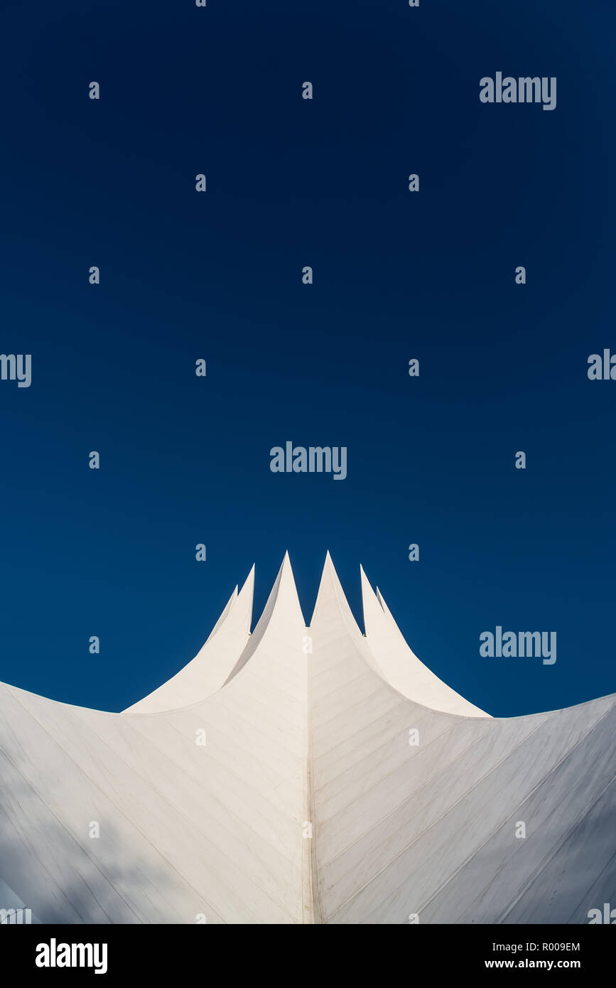 Foto astratte del famoso Tempodrom di Berlino con enfasi sui picchi. Foto Stock