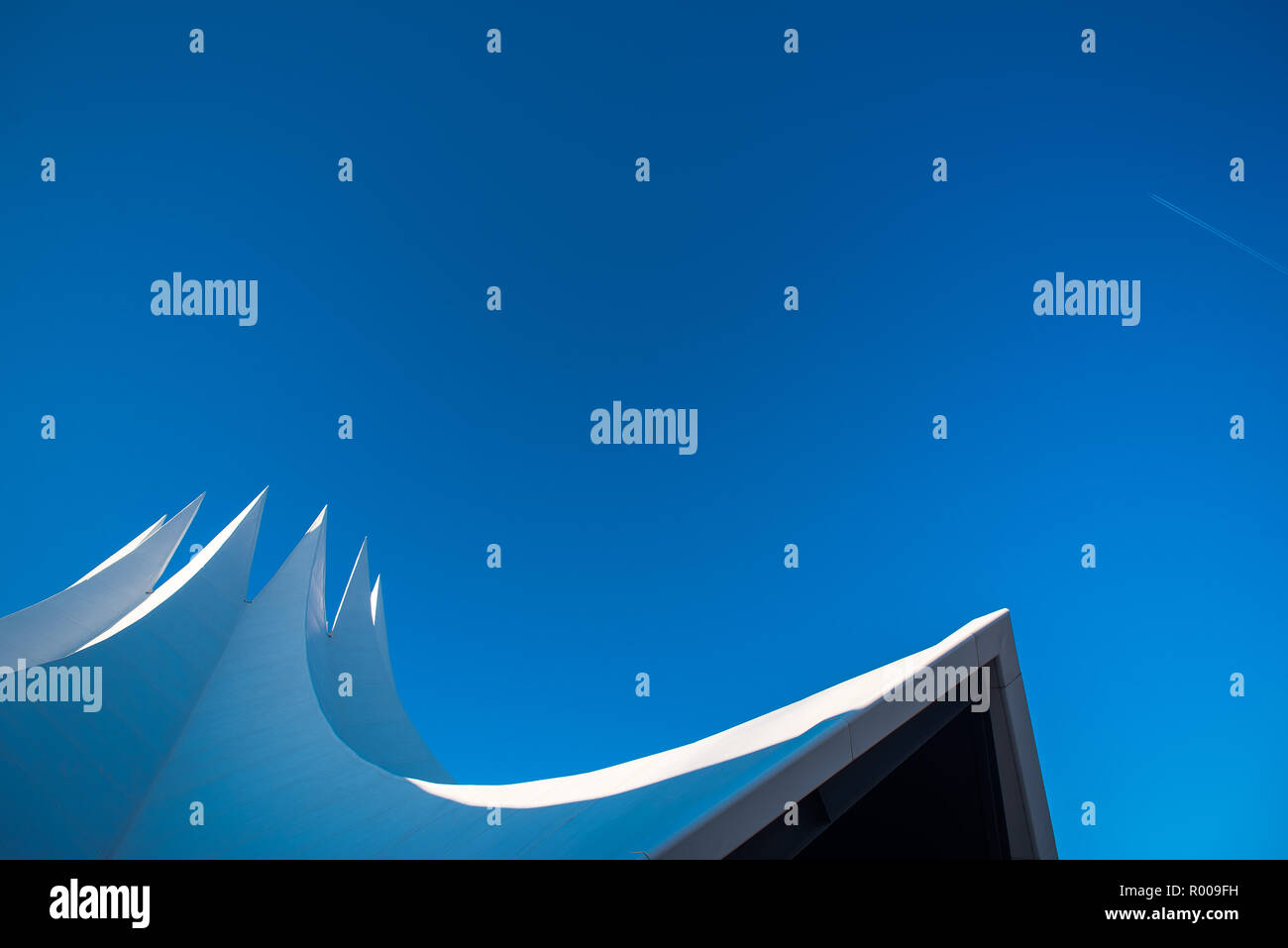 Foto astratte del famoso Tempodrom di Berlino con enfasi sui picchi. Foto Stock