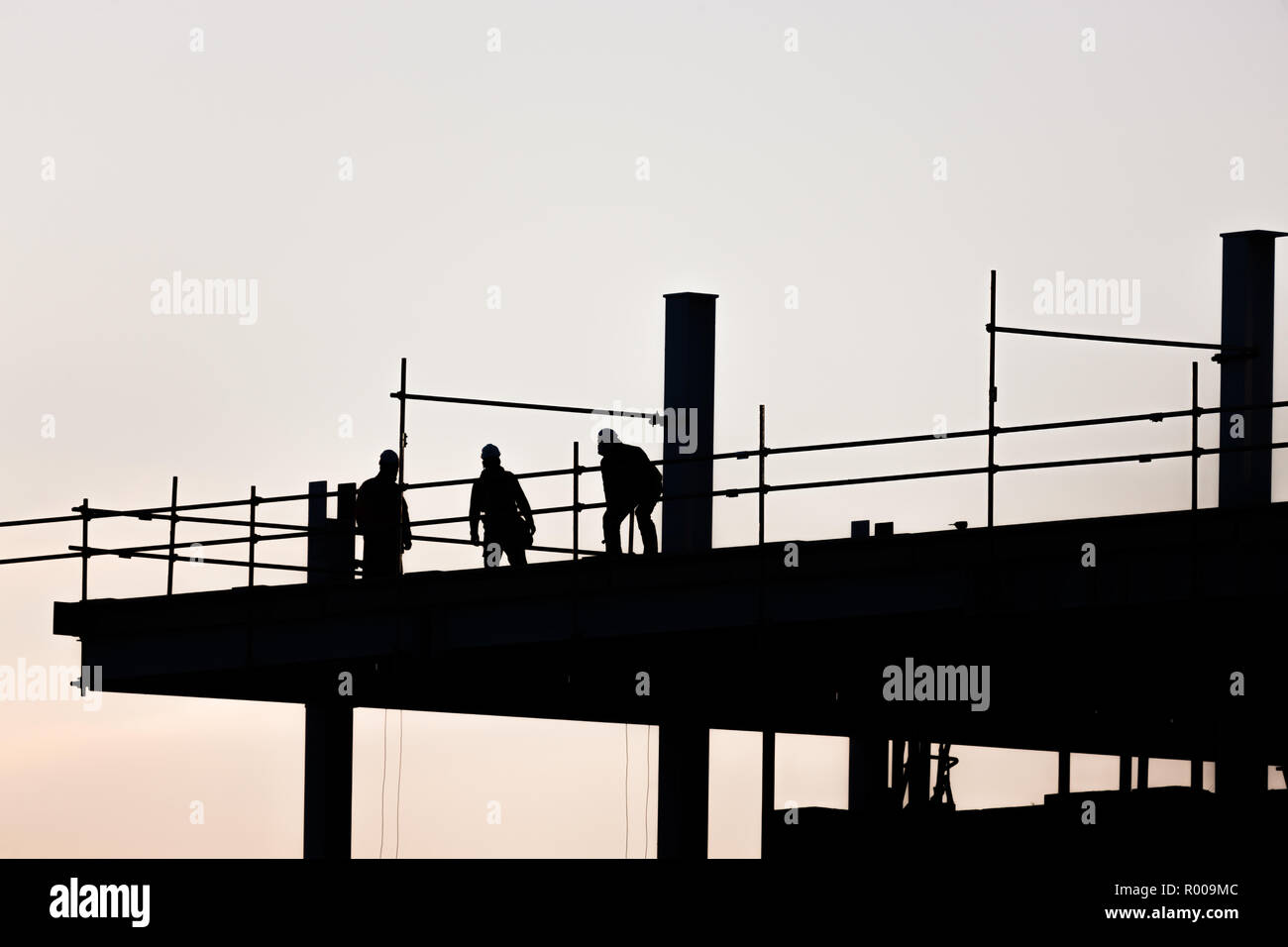 Cork, in Irlanda, il 30 marzo 2018. Lavoratori edili sul tetto della nuova navigazione edificio quadrato su Kennedy Quay Cork, Irlanda. Foto Stock
