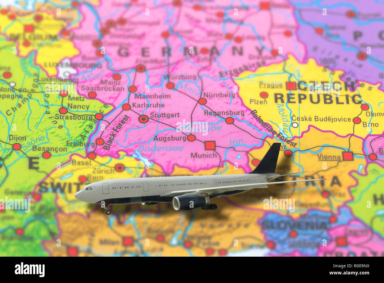 Monaco di Baviera in Germania appuntato viaggi di volo del piano sulla colorata carta politica dell'Europa. Scuola di geopolitica atlas. Vacanze e viaggi concetto. Voli per capitali europee. Foto Stock