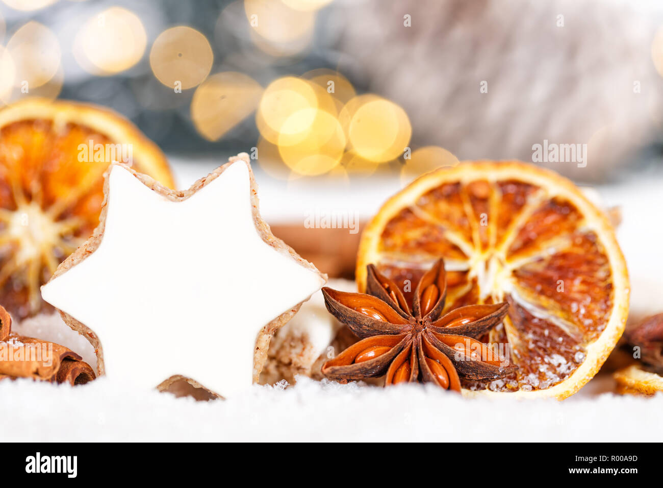 Biscotti di Natale alla cannella spezie star forno di cottura inverno Neve Foto Stock