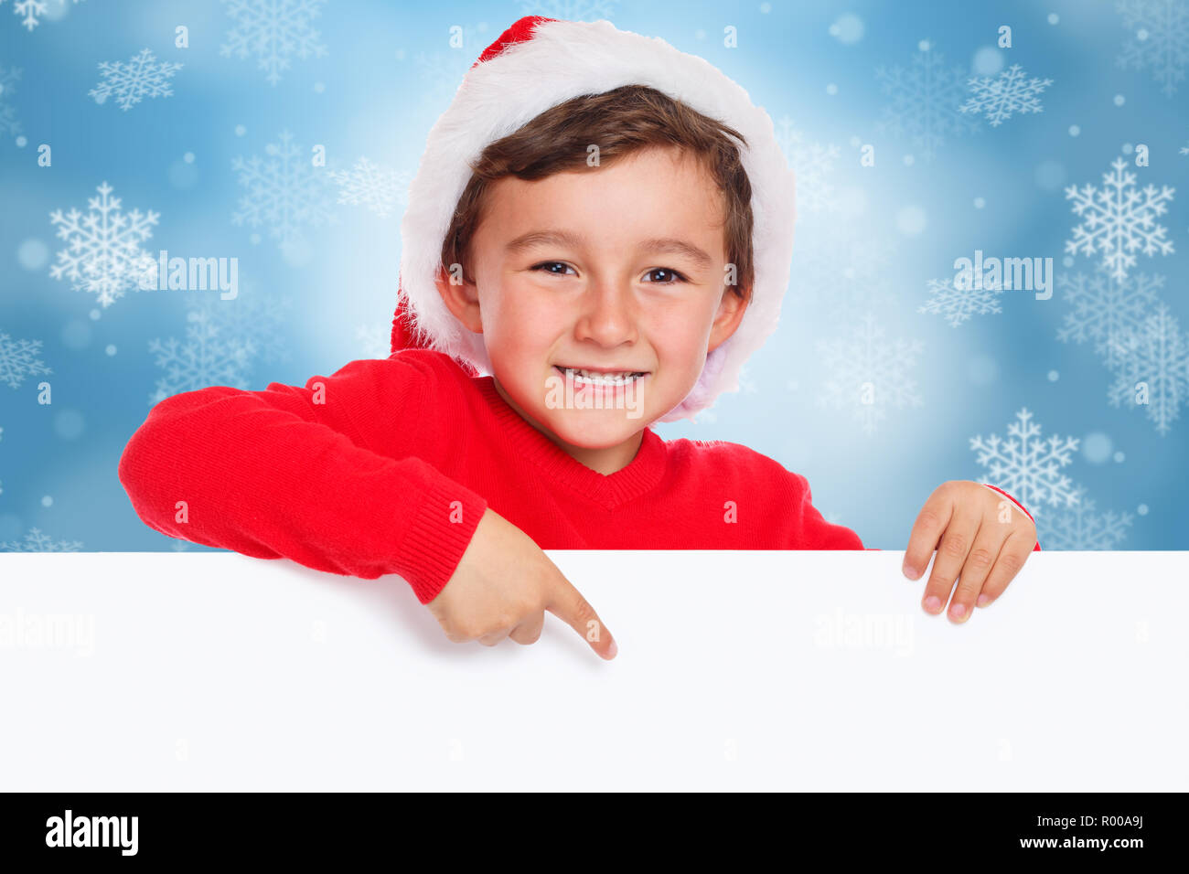 Bambino kid boy Christmas Santa Claus felice di puntamento vuoto copyspace banner spazio copia Foto Stock