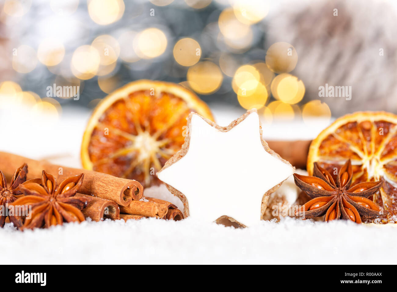 Biscotti di Natale alla cannella spezie star forno di cottura inverno Neve copyspace spazio copia testo Foto Stock