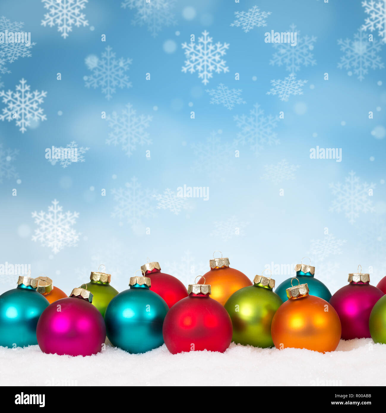 Sfondi Natalizi Con Neve.Molte Colorate Palle Di Natale Sfondo Baubles Decorazione Square Fiocchi Di Neve Copyspace Di Inverno Foto Stock Alamy