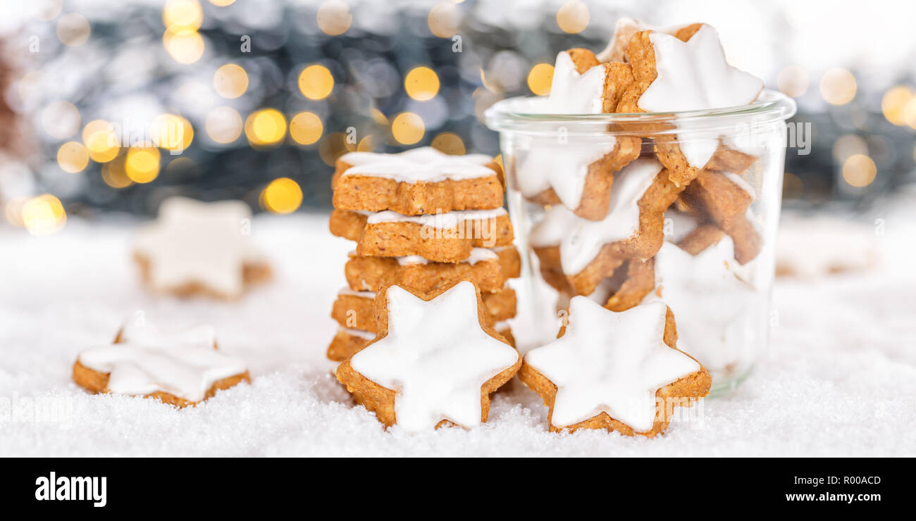 Biscotti di Natale cannella stelle banner forno di cottura inverno Neve Foto Stock