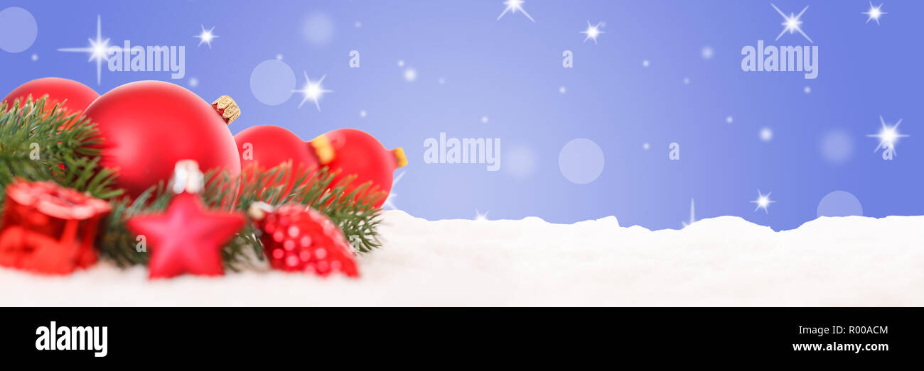 Le palle di Natale decoro rosso baubles stelle banner neve di confine copyspace spazio copia testo Foto Stock