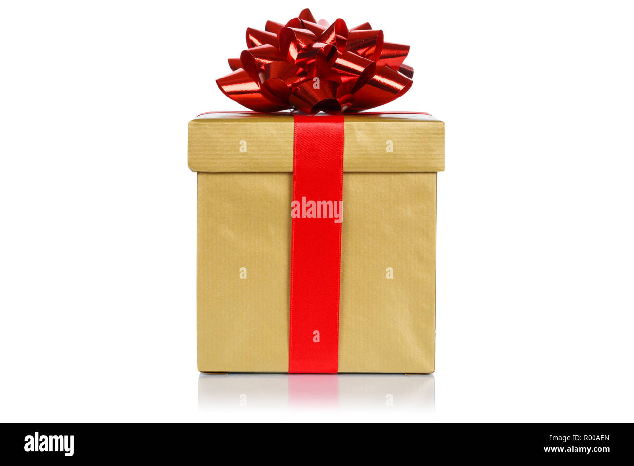 Natale regalo di compleanno presente wedding gold box isolato su uno sfondo bianco Foto Stock
