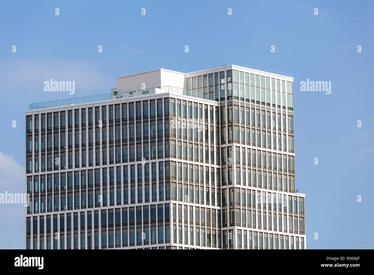 Abstrakte Fassade eines modernen Bürogebäudes ad Amburgo, Deutschland Foto Stock