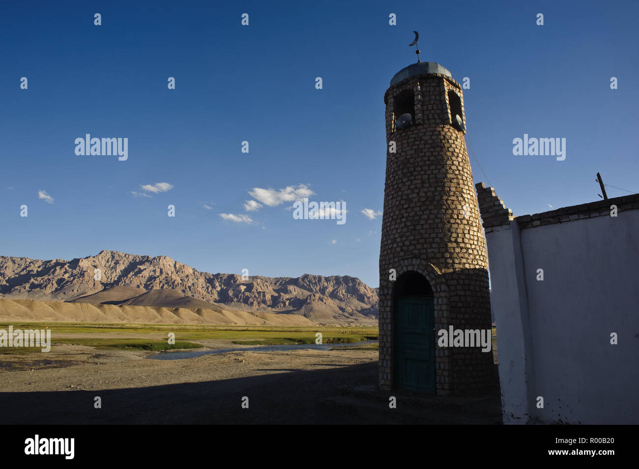 Minareto della moschea nel Pamir Mountains ( Tagikistan) Foto Stock