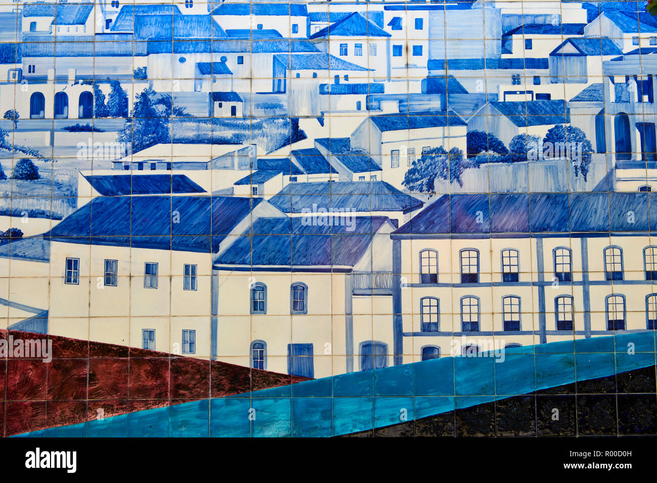Vista sul tetto di Monchique azulejo, mosaico di piastrelle di ceramica, Monchique, Algarve, PORTOGALLO Foto Stock