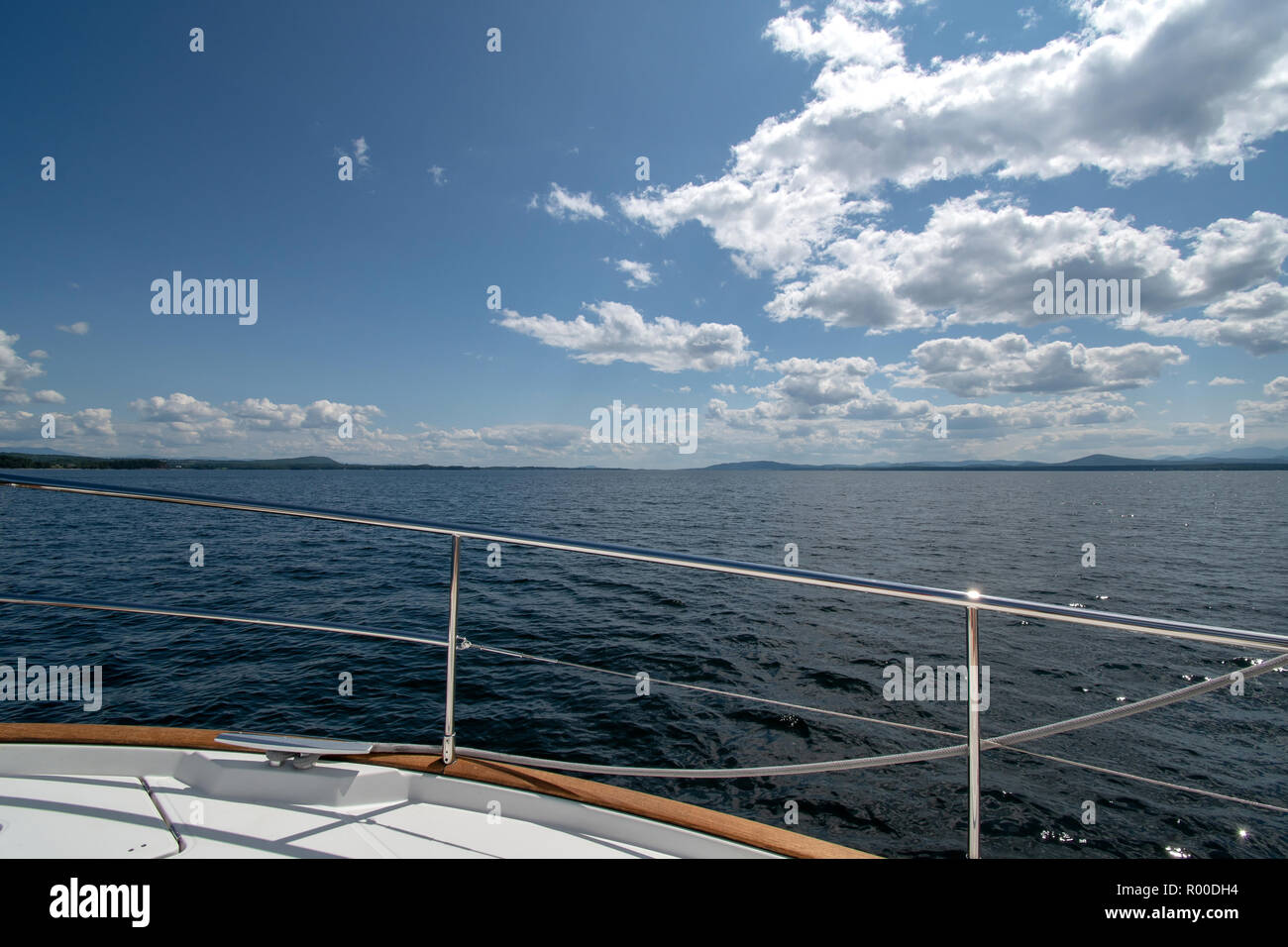 Crociera sul Lago Champlain con cielo blu Foto Stock