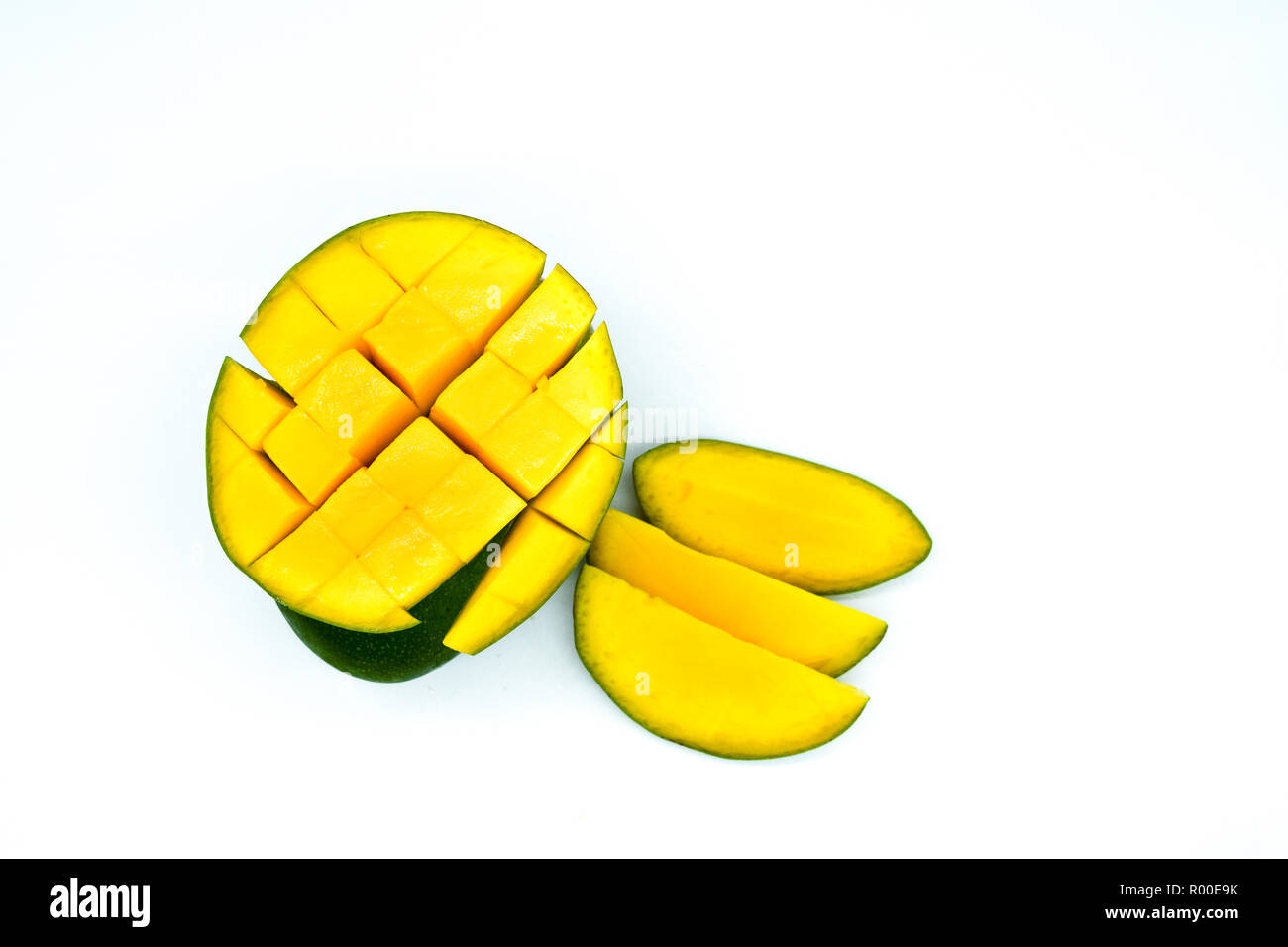 Mango isolati su sfondo bianco, fette di mango, mango tagliata di frutta Foto Stock