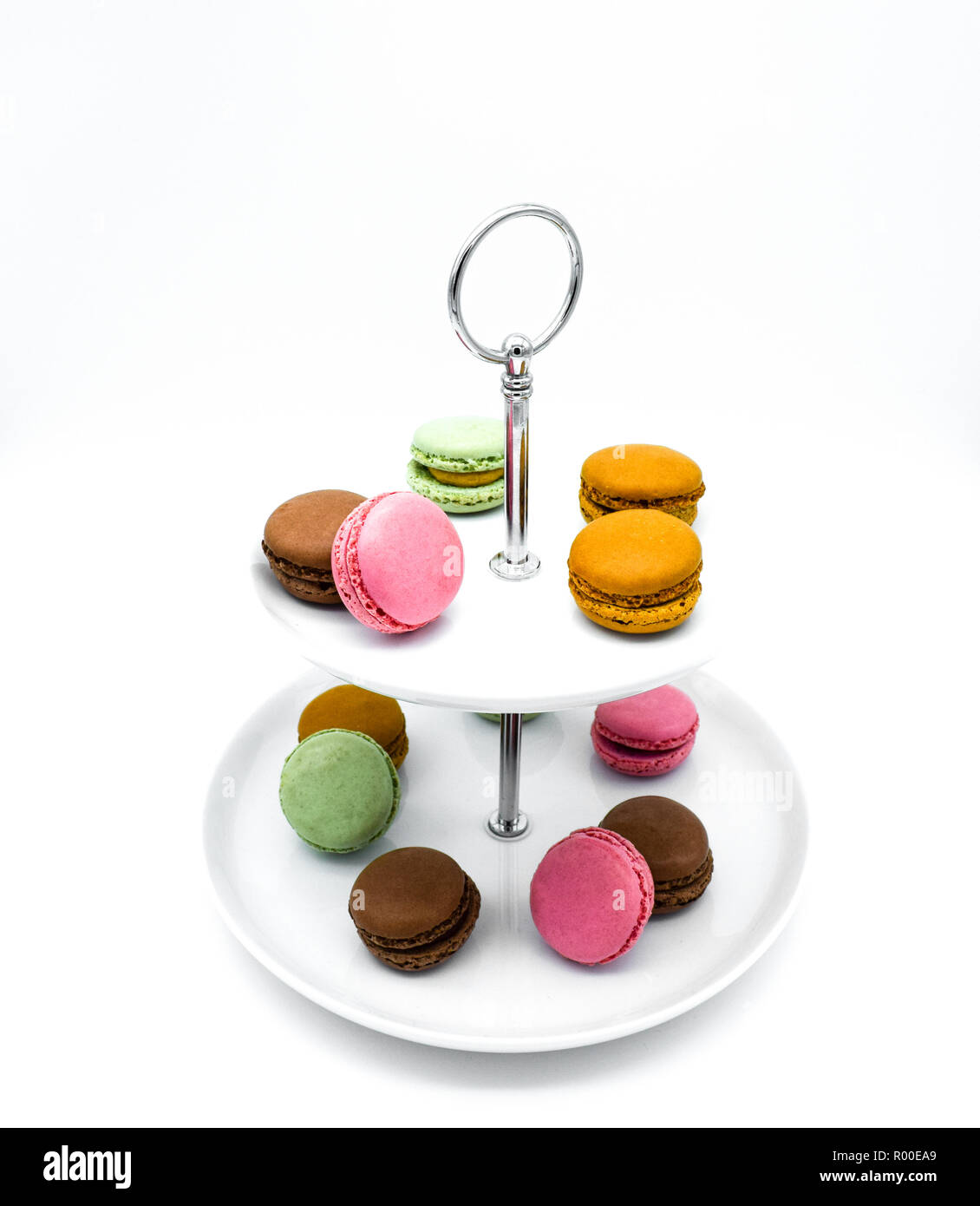 Macarons su tier i vassoi, etagere, tiered macarons Foto Stock