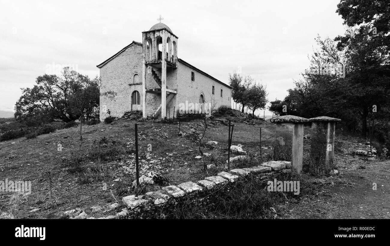 Le vecchie case e nuvoloso paesaggio forestale Foto Stock