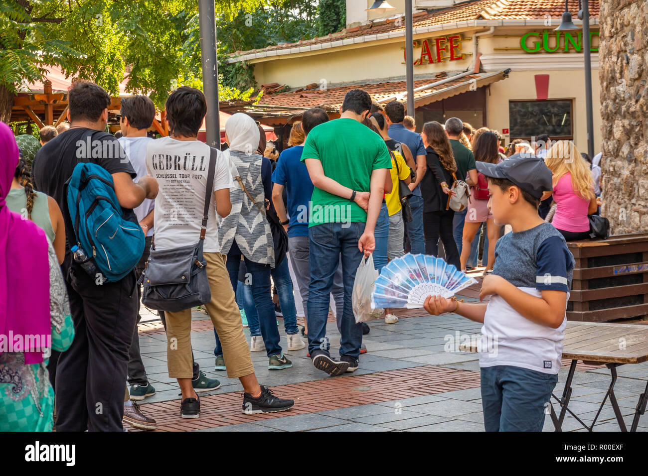 Istanbul, Turchia, Settembre 2018: una lunga fila di persone in attesa di salire sulla Torre di Galata per la vista di Istanbul Foto Stock