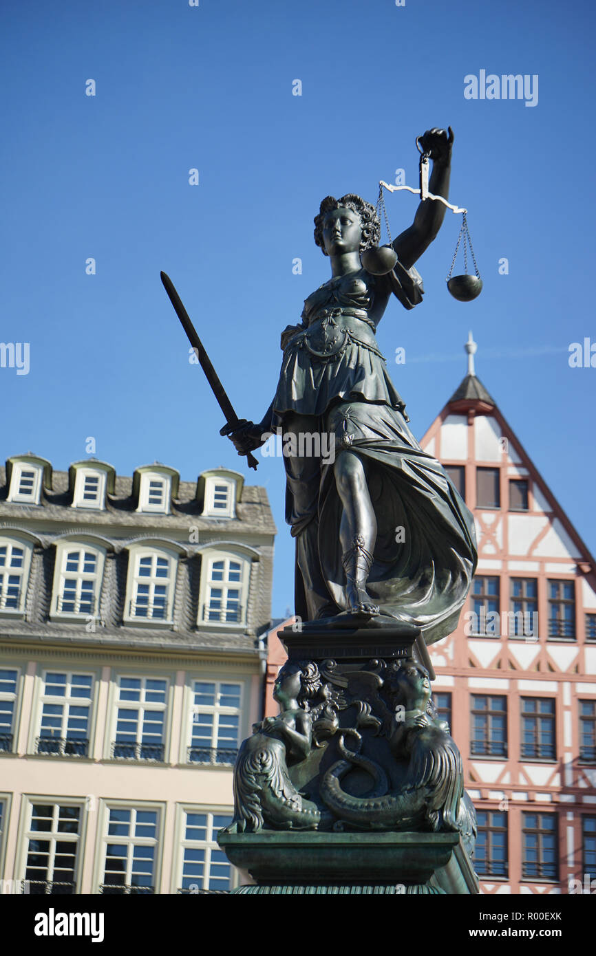 Göttin Justitia, vor der Ostzeile auf dem, Römerberg Gerechtigkeitsbrunnen, Römerberg, Frankfurt am Main, Deutschland Foto Stock