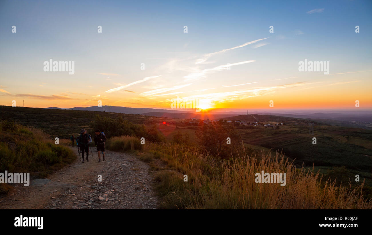 Camino de Santiago (Spagna) - Sunshine paesaggio lungo la strada di San Giacomo vicino a la Cruz de Hierro Foto Stock