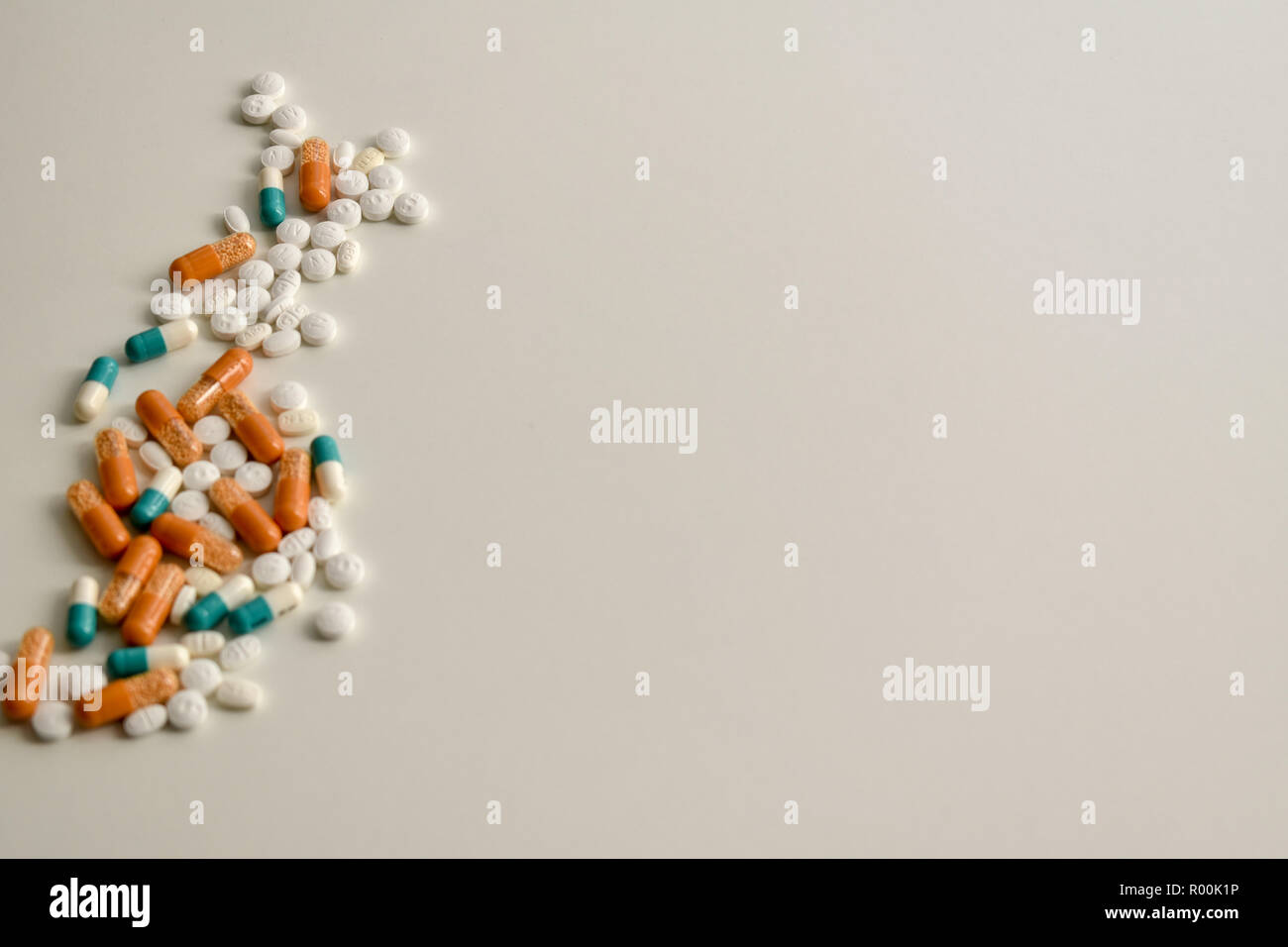 Pillole medicinali su uno sfondo Foto Stock