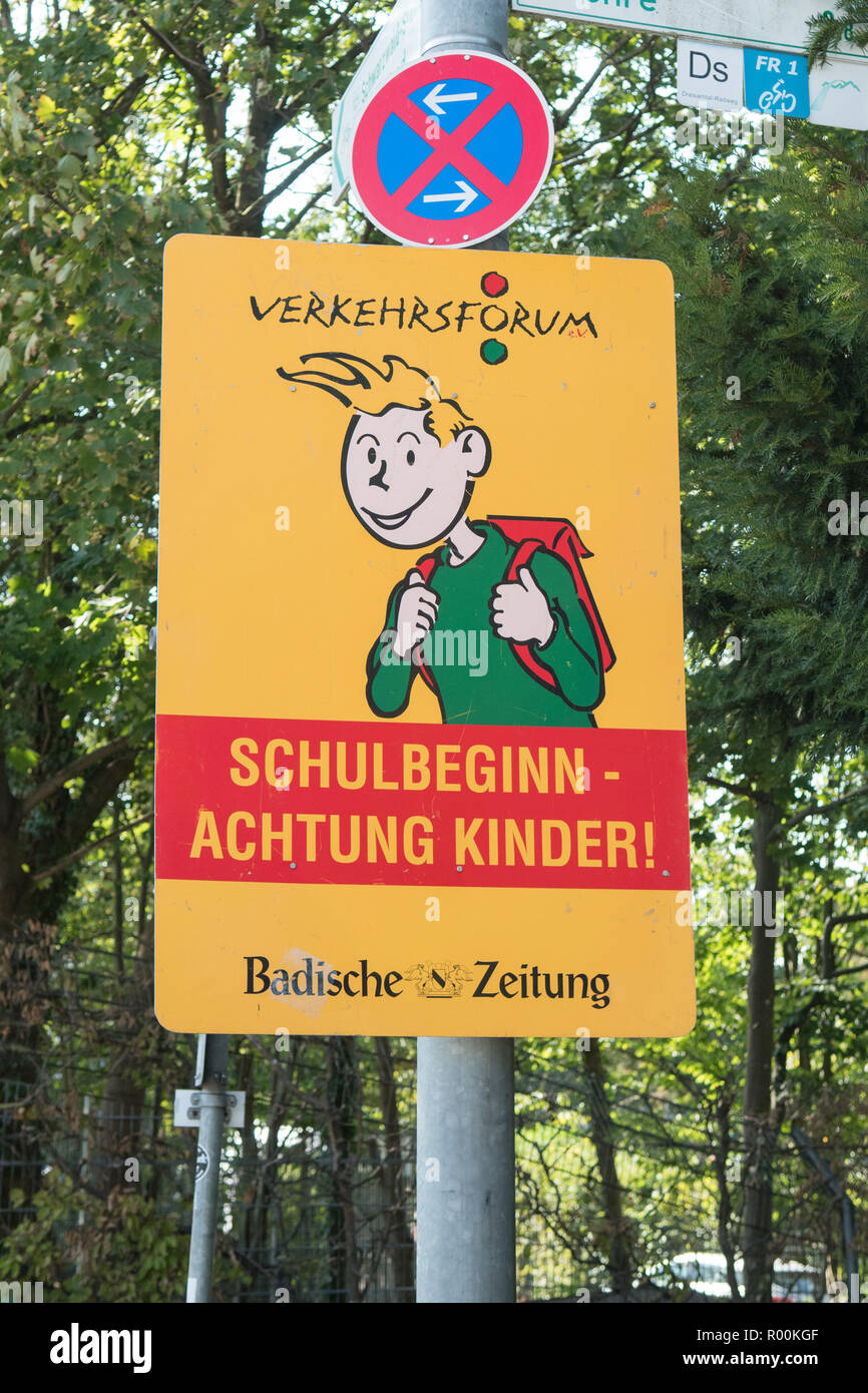 Avviso di firmare i driver che è l inizio dell anno scolastico e a prestare attenzione agli allievi dal lato della strada Freiburg im Breisgau, Germania Foto Stock