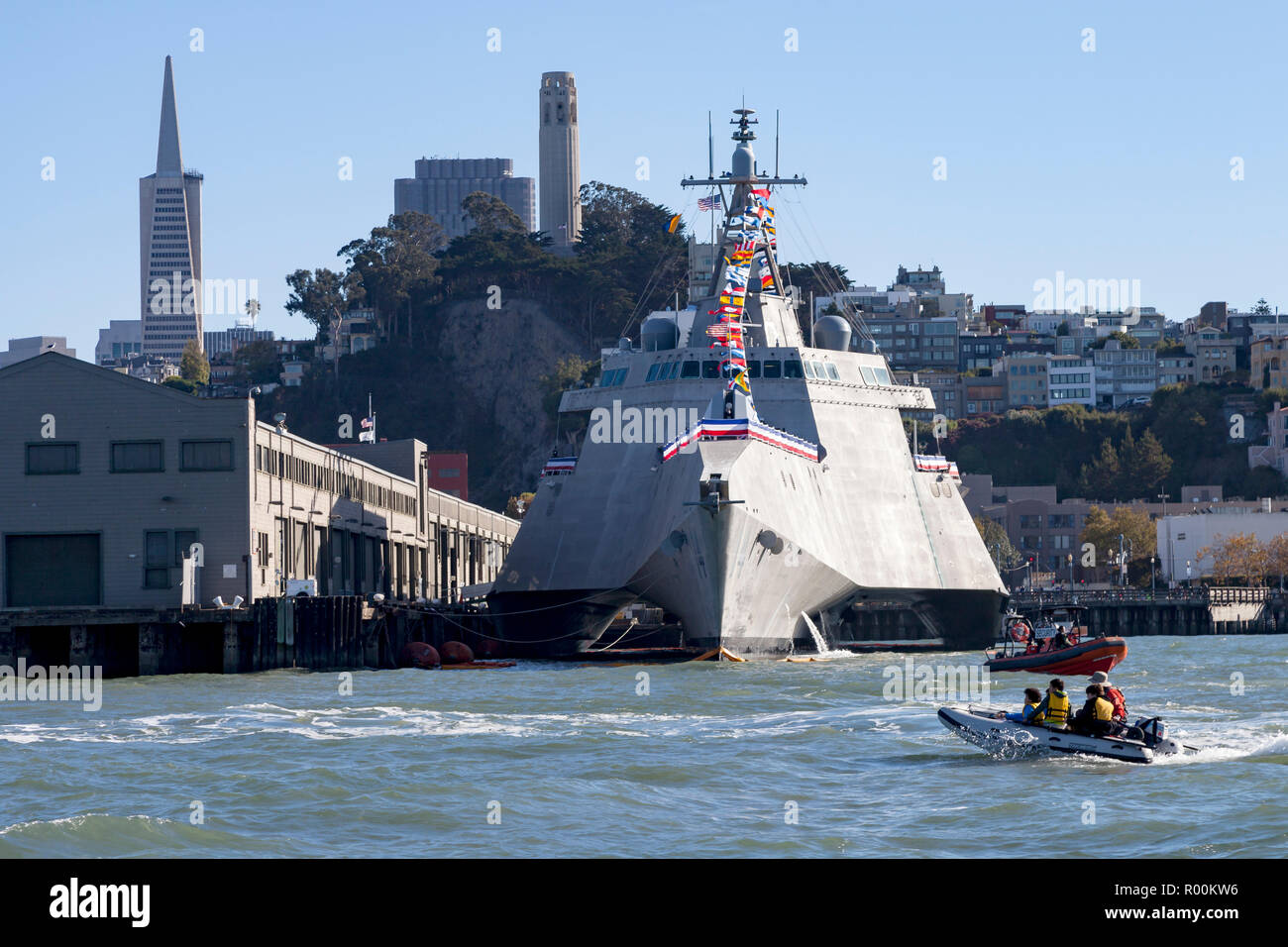 L'indipendenza di classe Littoral Combat Ship USS Manchester (LCS 14) inserito lungo il San Francisco waterfront. Foto Stock