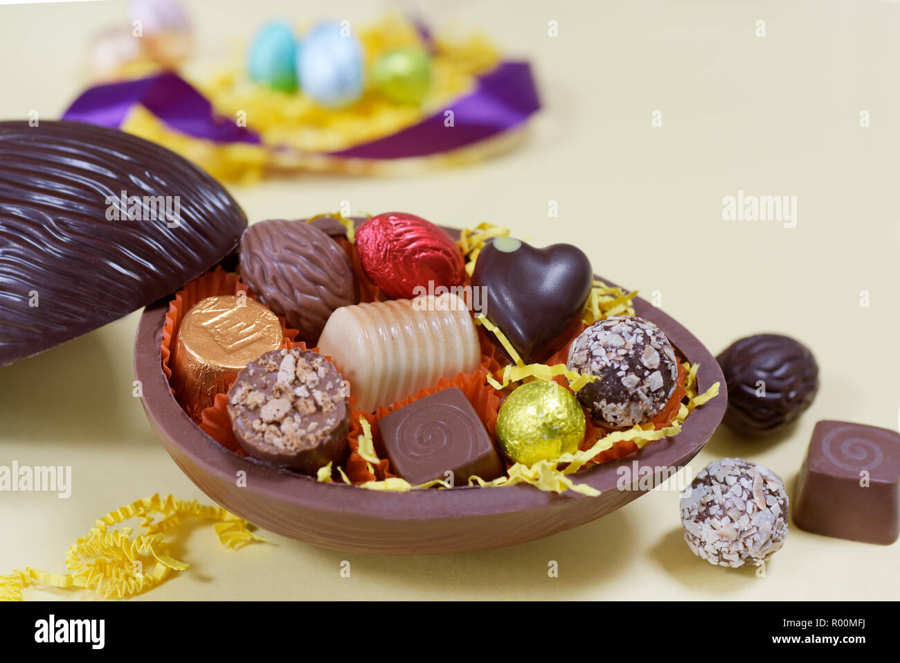 Mezza grande uovo di cioccolato composizione con brucatura a mano  cioccolatini tartufi Foto stock - Alamy
