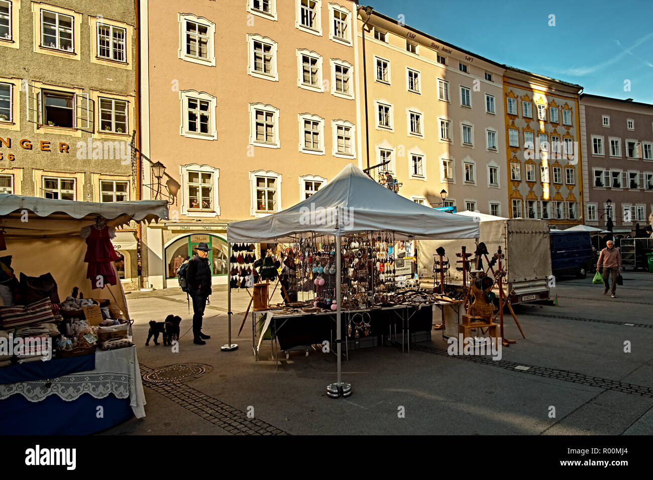 Salisburgo Salzburger Land, Austria - 11 Settembre 2018: Salzburger Brezen market place all'agricoltore tradizionale mercato in piazza dell'universita'. Foto Stock Salisburgo Salzburger Land, Austria - 11 Settembre 2018: Salzburger Brezen market place all'agricoltore tradizionale mercato in piazza dell'universita'. Foto Stock