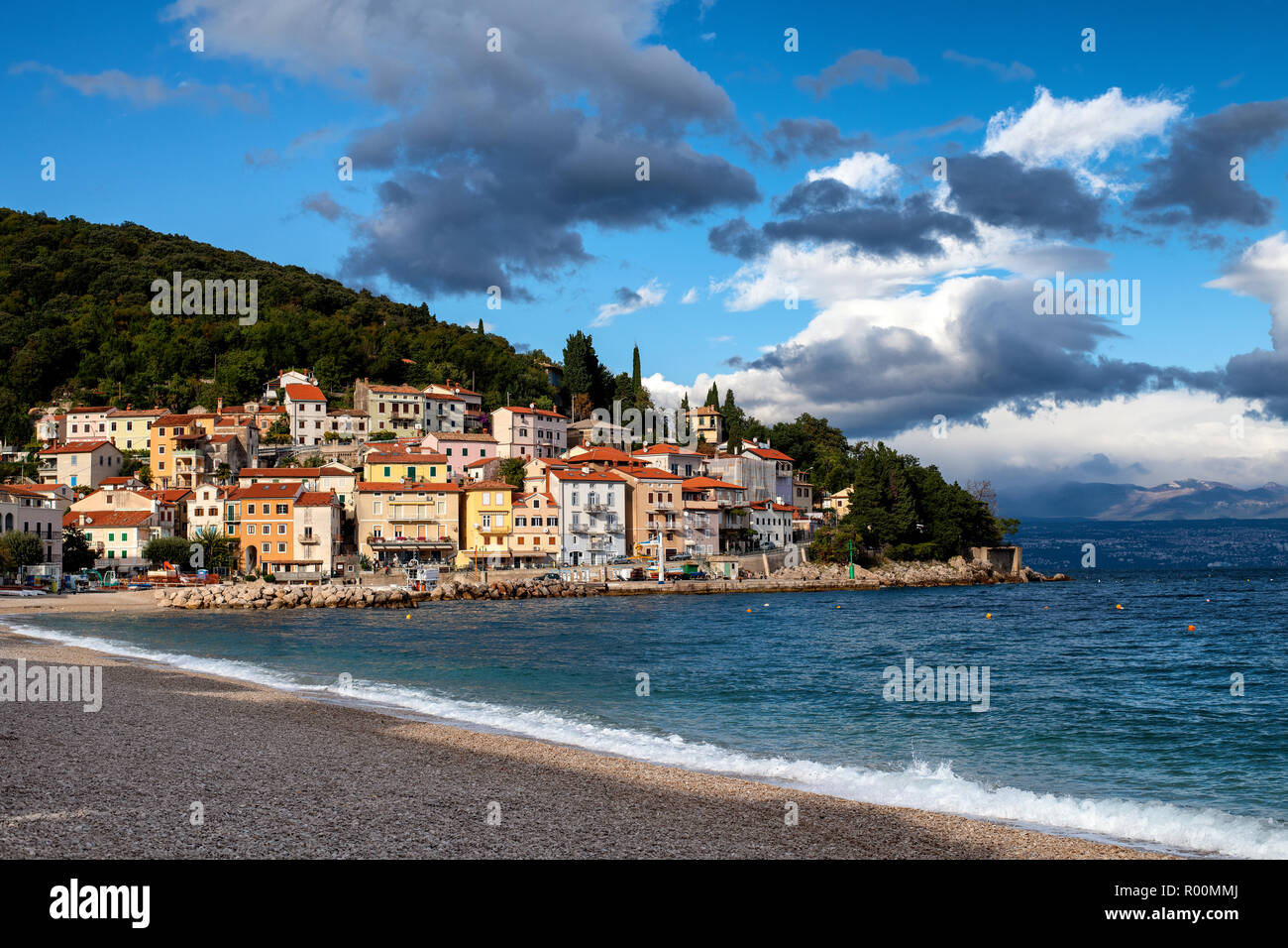 L'ex villaggio di pescatori di Mošćenička Draga che è oggi una località turistica con due spiagge, marina piccola e percorsi a piedi in Croazia Foto Stock