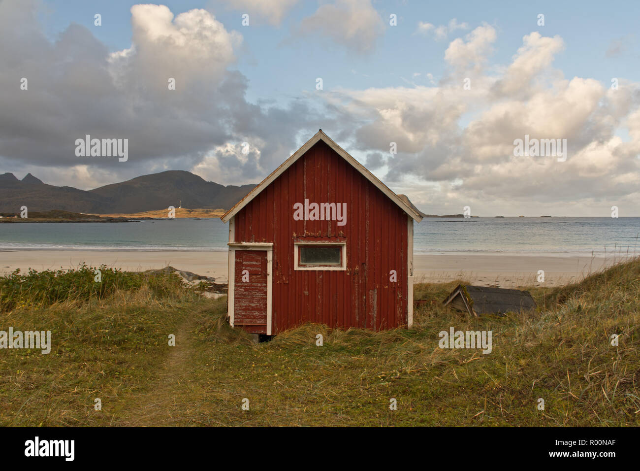 Red casa in legno in Ramberg, Lofoten, Norvegia Foto Stock