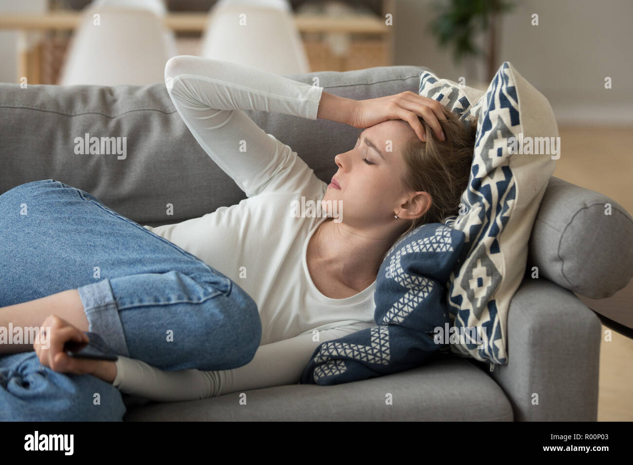 Donna sdraiata sul divano immagini e fotografie stock ad alta risoluzione -  Alamy