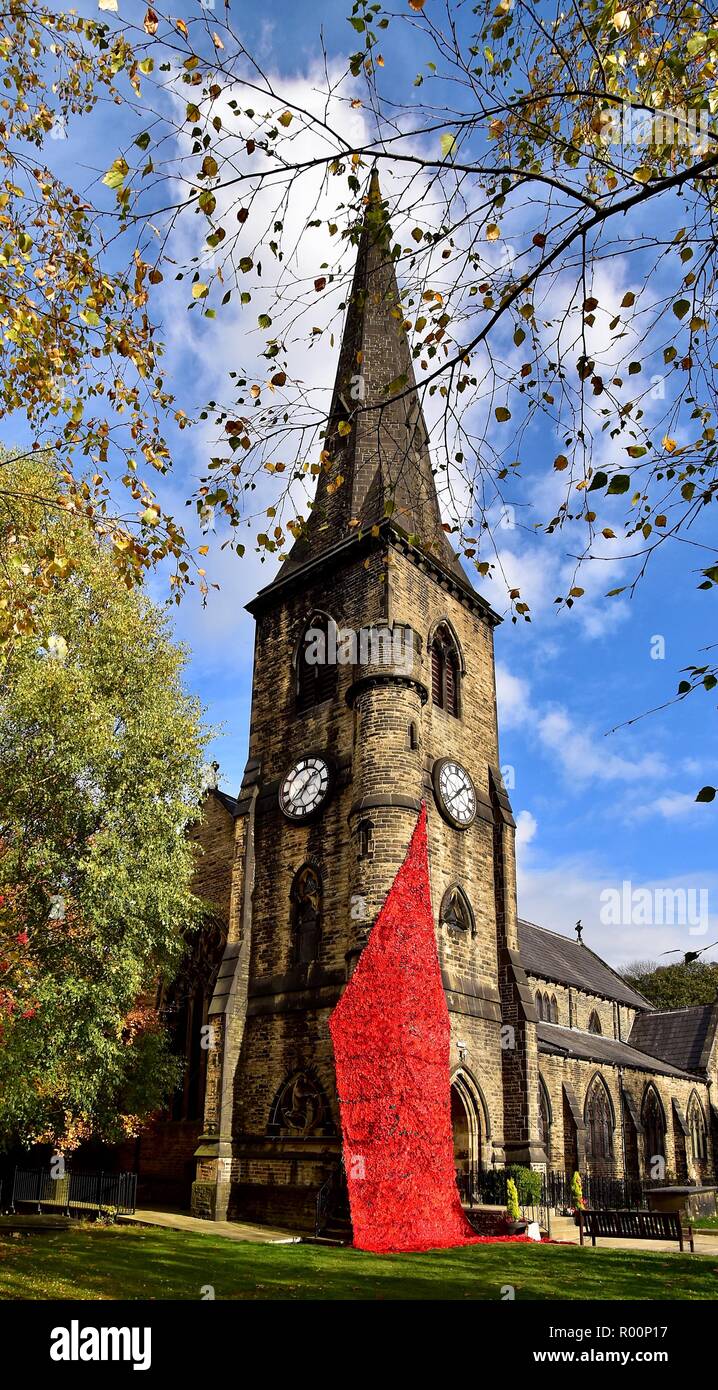 La caduta di papaveri display a San Bartolomeo la Chiesa in Ripponden. Foto Stock