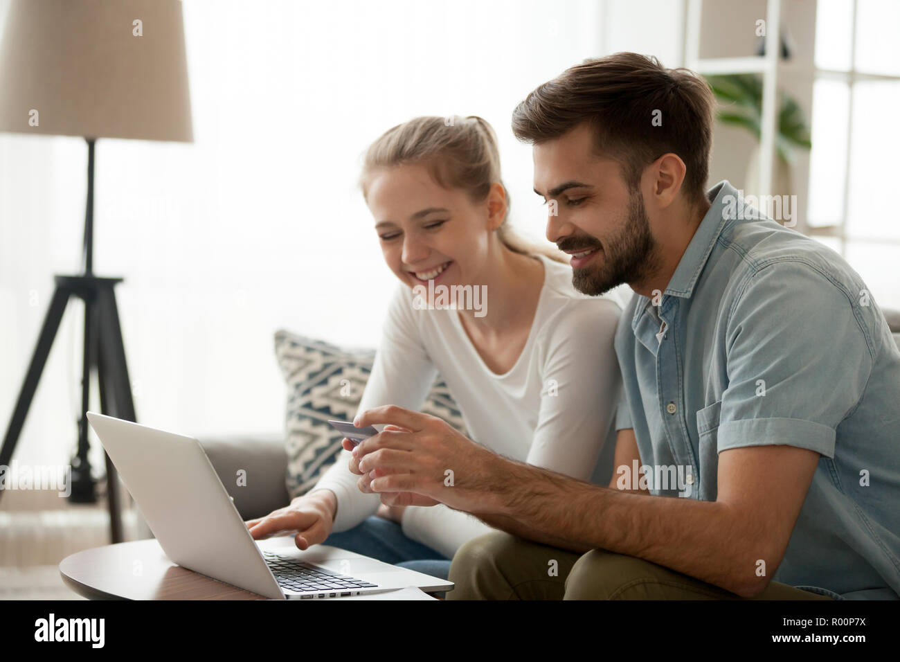 Coppia felice l'acquisto on-line azienda carta di credito Foto Stock