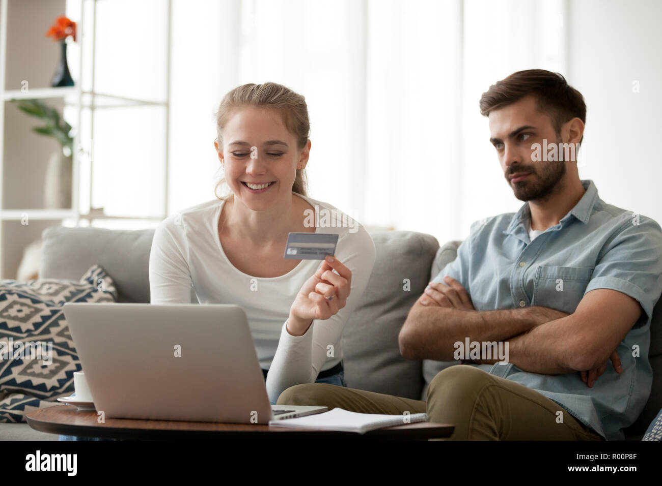 Paio di effettuare pagamenti online con carta di credito tramite computer portatile Foto Stock