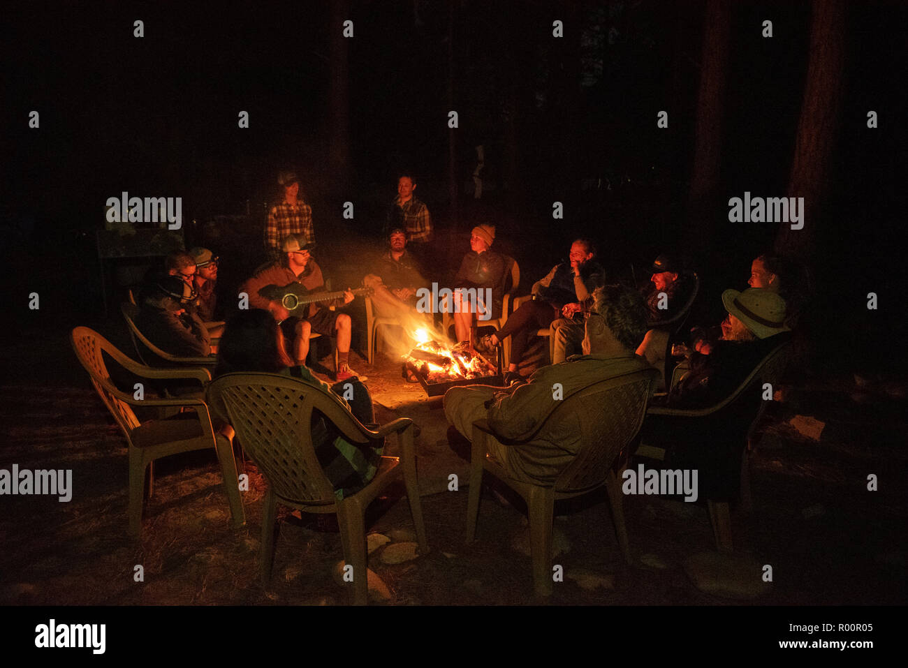 Serata intorno al fuoco sul Medio forcella Salmon River in Idaho con lontane avventure. Foto Stock