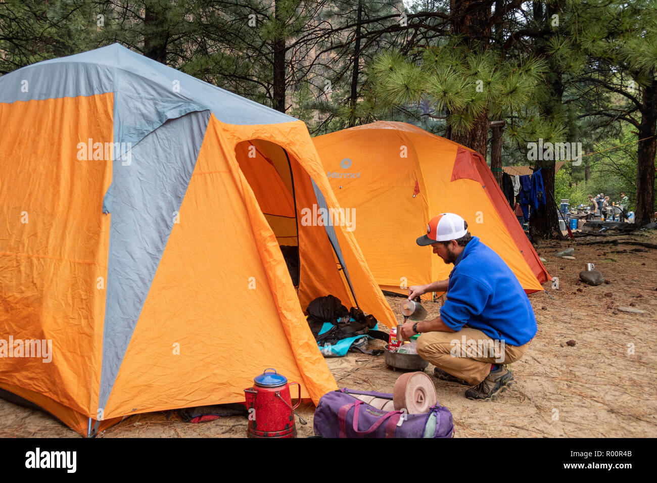 Servizio di caffè mattutino in camp sul Medio forcella Salmon River, Idaho con lontane avventure. Guida: Jake Miczulski. Foto Stock