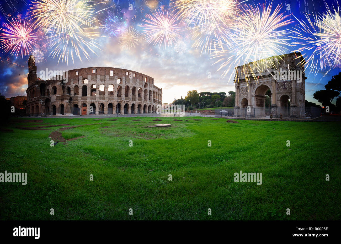 Colosseo al tramonto in Roma, Italia Foto Stock