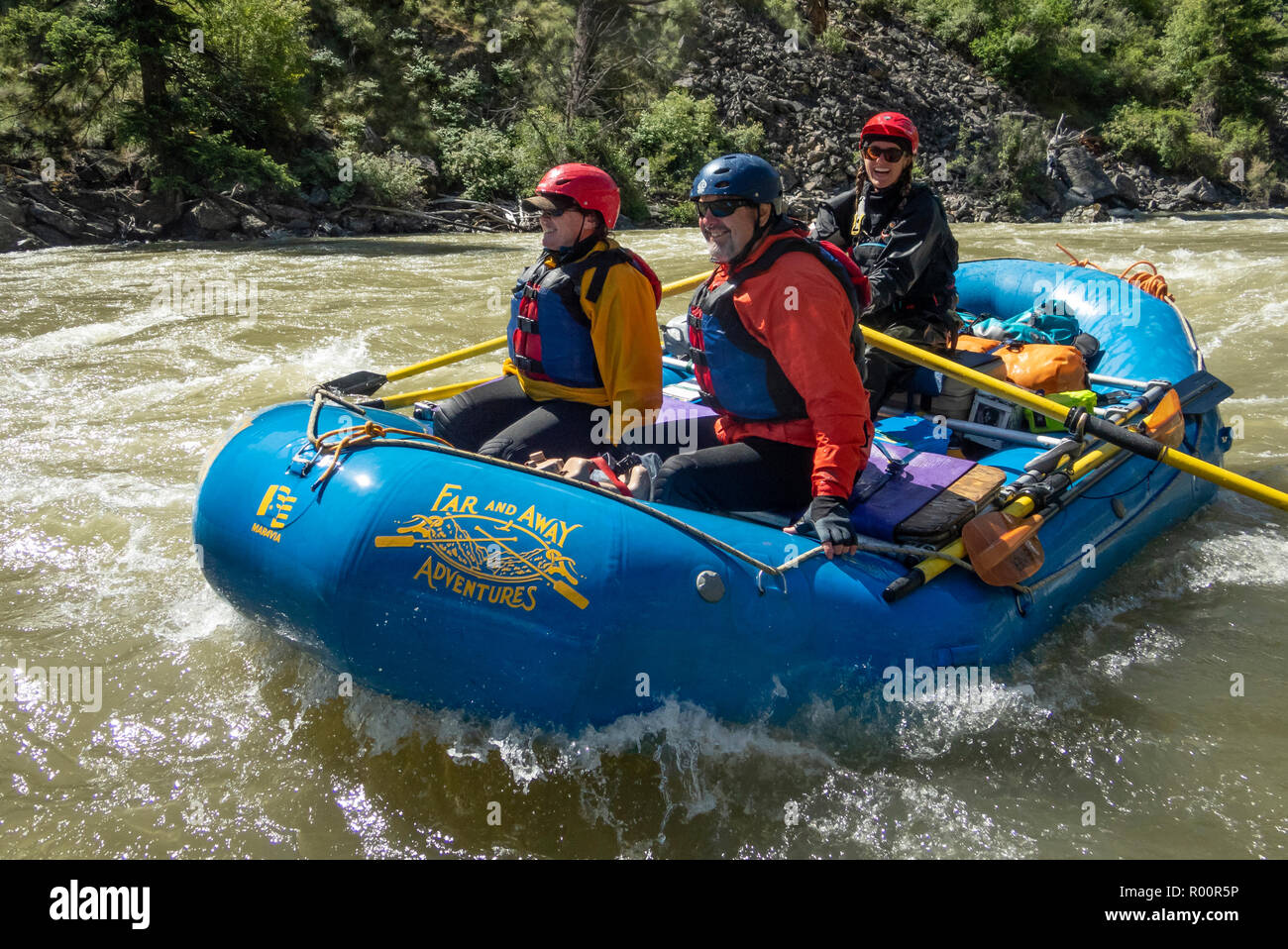 Rafting sulle rapide sul fiume Middle Fork Salmon in Idaho con attrezzature all'esterno Avventura lontano e lontano. Foto Stock