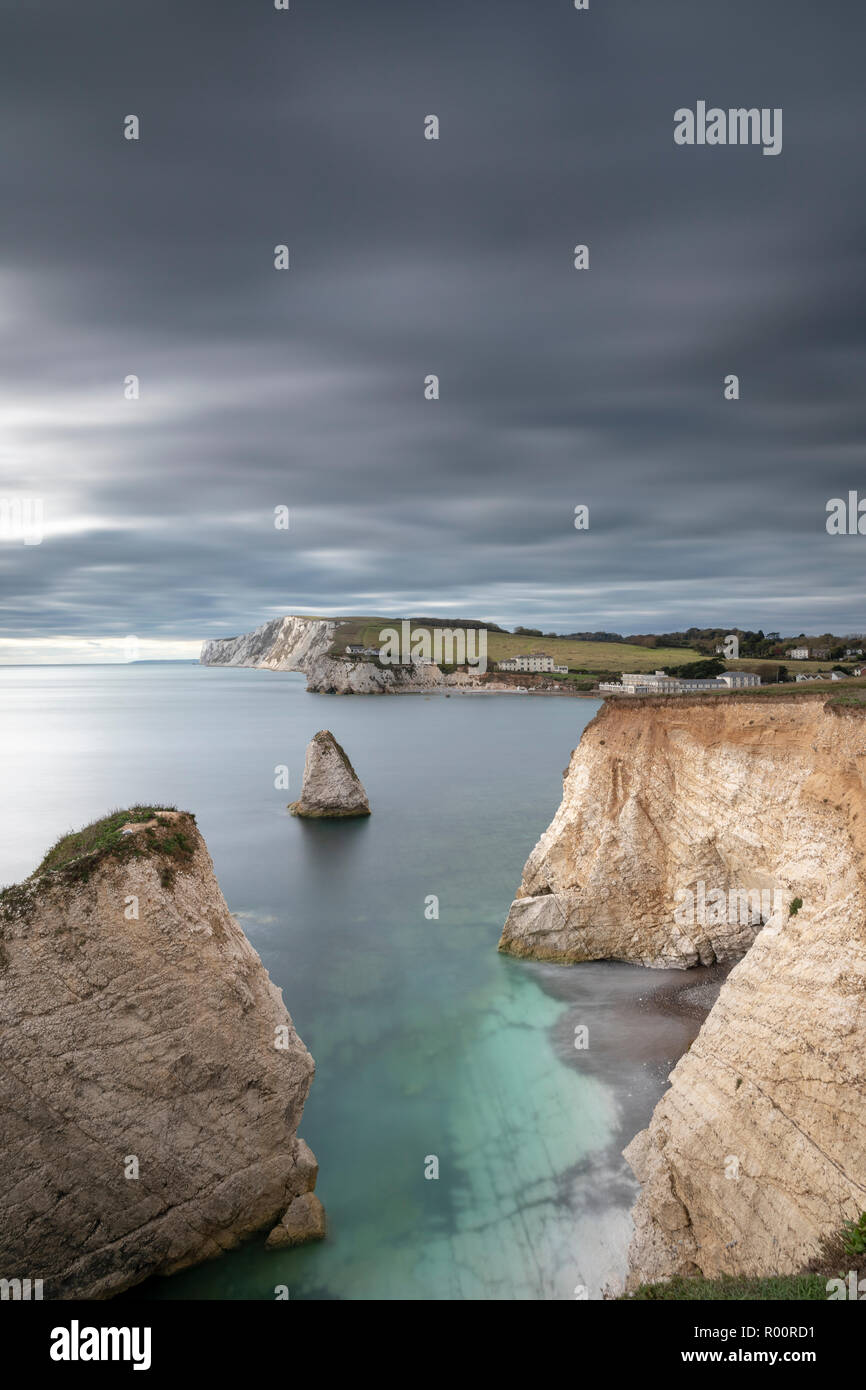 Vista delle scogliere di gesso in acqua dolce, Isle of Wight con Tennyson giù in fuga la distanza Foto Stock