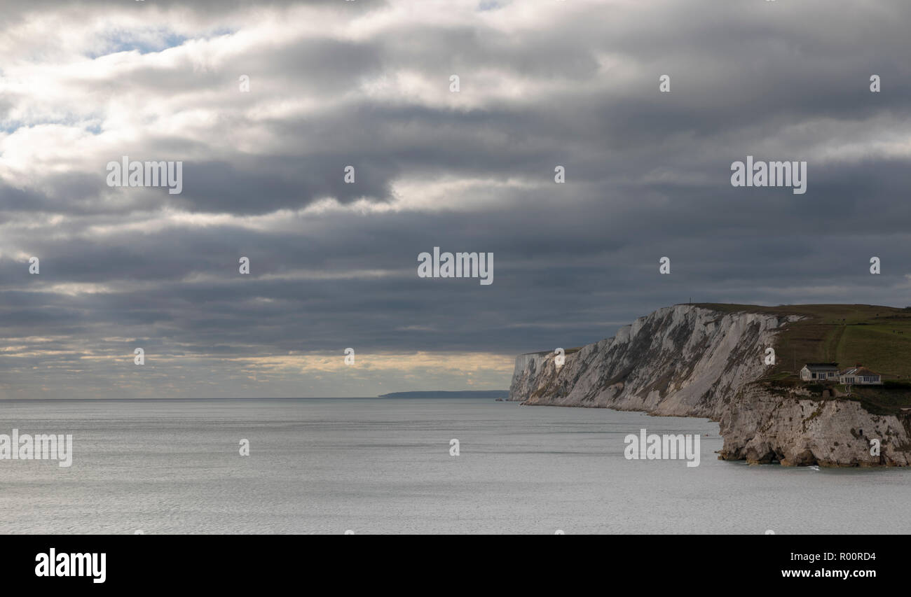 Seacape mostra Chalk scogliere di Tennyson verso il basso scomparendo in distanza dalla baia di acqua dolce, Isola di Wight Foto Stock