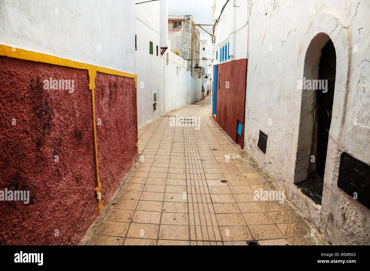 Strade vuote della città vecchia medina di Rabat, Marocco. Si tratta di una città amministrativa ma molto popolare tra i turisti con la famosa architettura storica Foto Stock