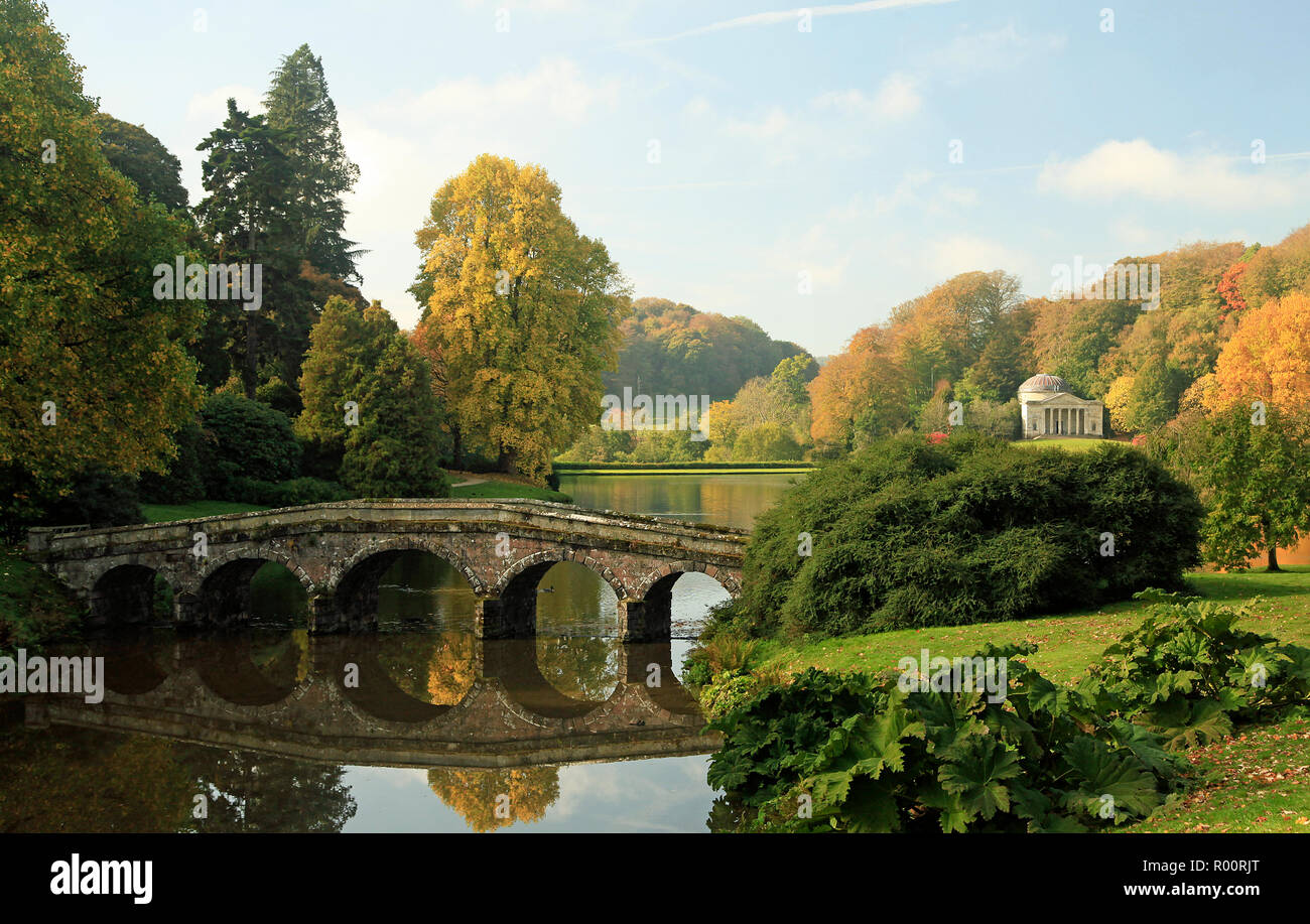 Il ponte e il lago a Stourhead, Wiltshire Foto Stock