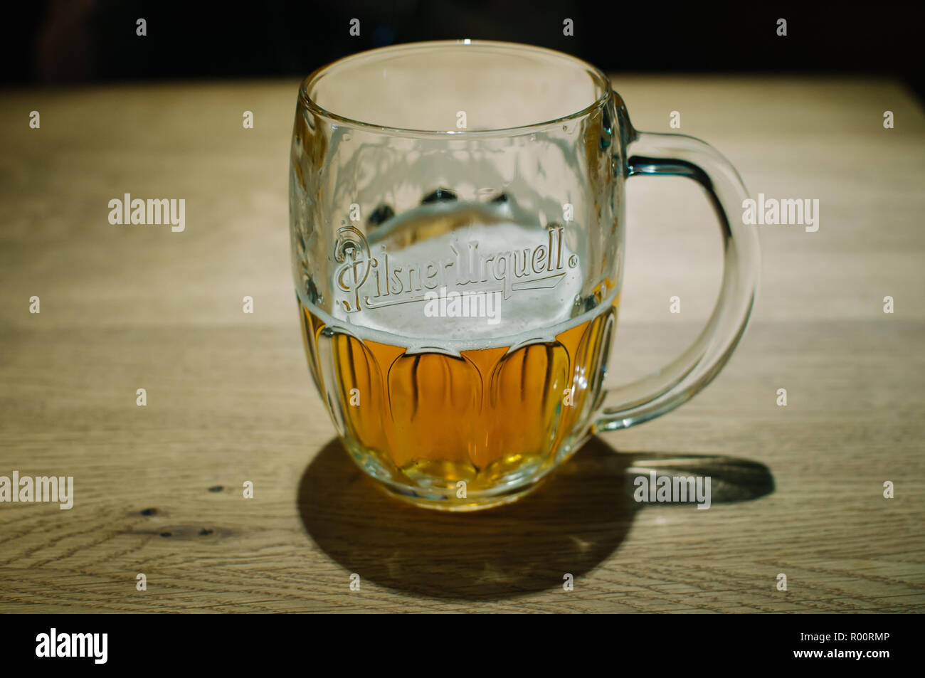 Bicchiere mezzo pieno di birra ceca Pilsner Urquell, a Praga, Repubblica Ceca Foto Stock