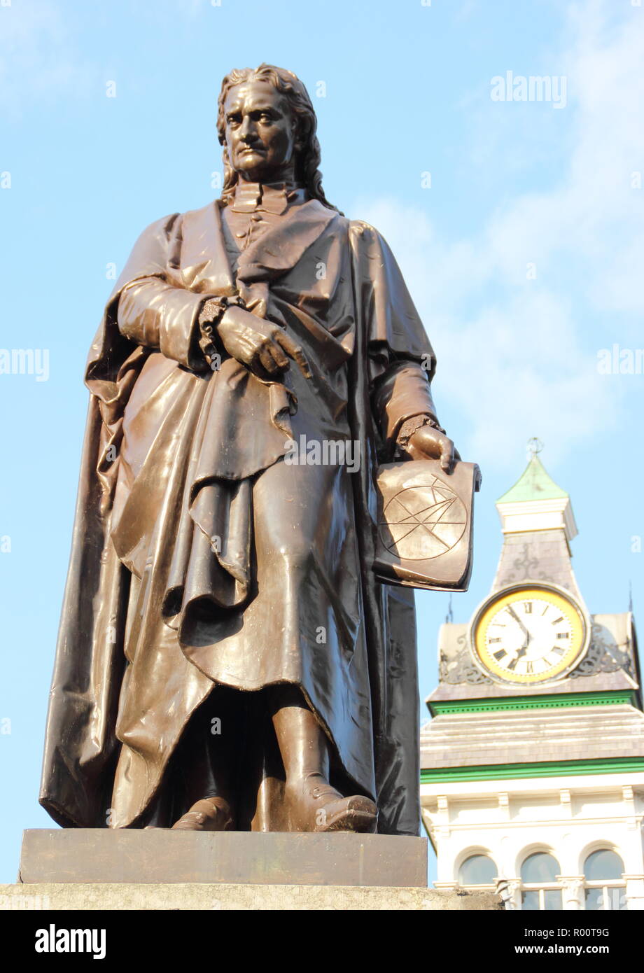 Statua del fisico e astronomo, Sir Isaac Newton in Grantham Town Center, Lincolnshire, England, Regno Unito Foto Stock
