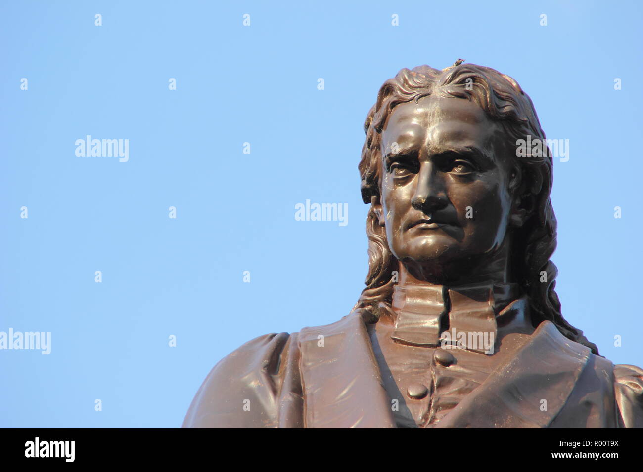 Statua del fisico e astronomo, Sir Isaac Newton in Grantham Town Center, Lincolnshire, England, Regno Unito Foto Stock