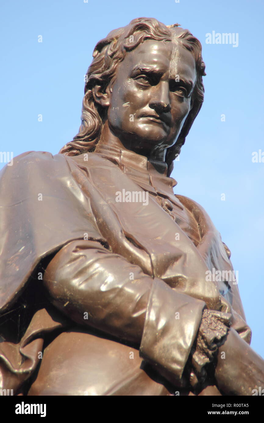 Statua del fisico e astronomo, Sir Isaac Newton in Grantham Town Center, Lincolnshire, England, Regno Unito Foto Stock