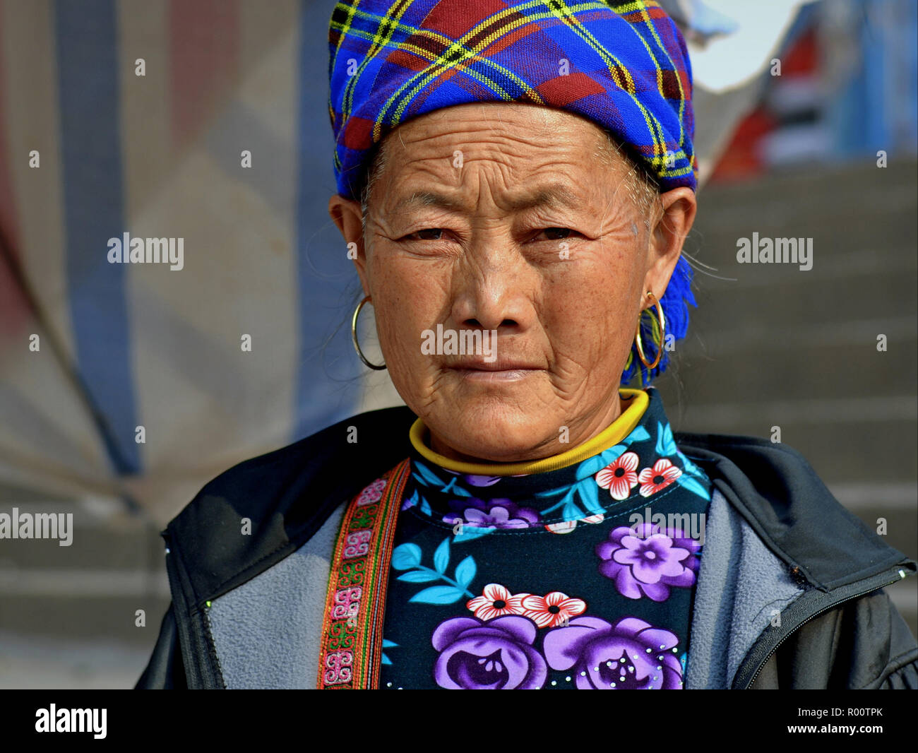 Anziani fiore vietnamita H'mongs hill-tribe donna di mercato. Foto Stock