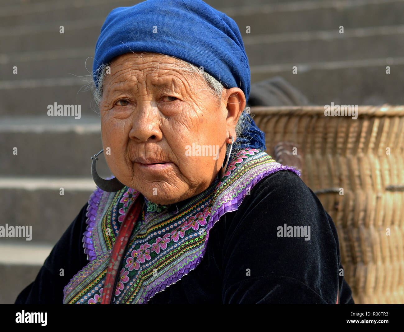 Antico Fiore vietnamita H'mongs hill-tribe donna di mercato. Foto Stock