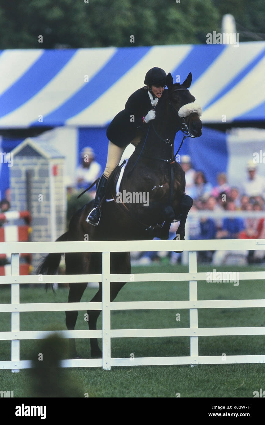 Virginia (Ginny) Leng con il suo cavallo maestro artigiano. Whitbread Trophy 1989. Badminton horse trials champion. In Inghilterra. Regno Unito Foto Stock