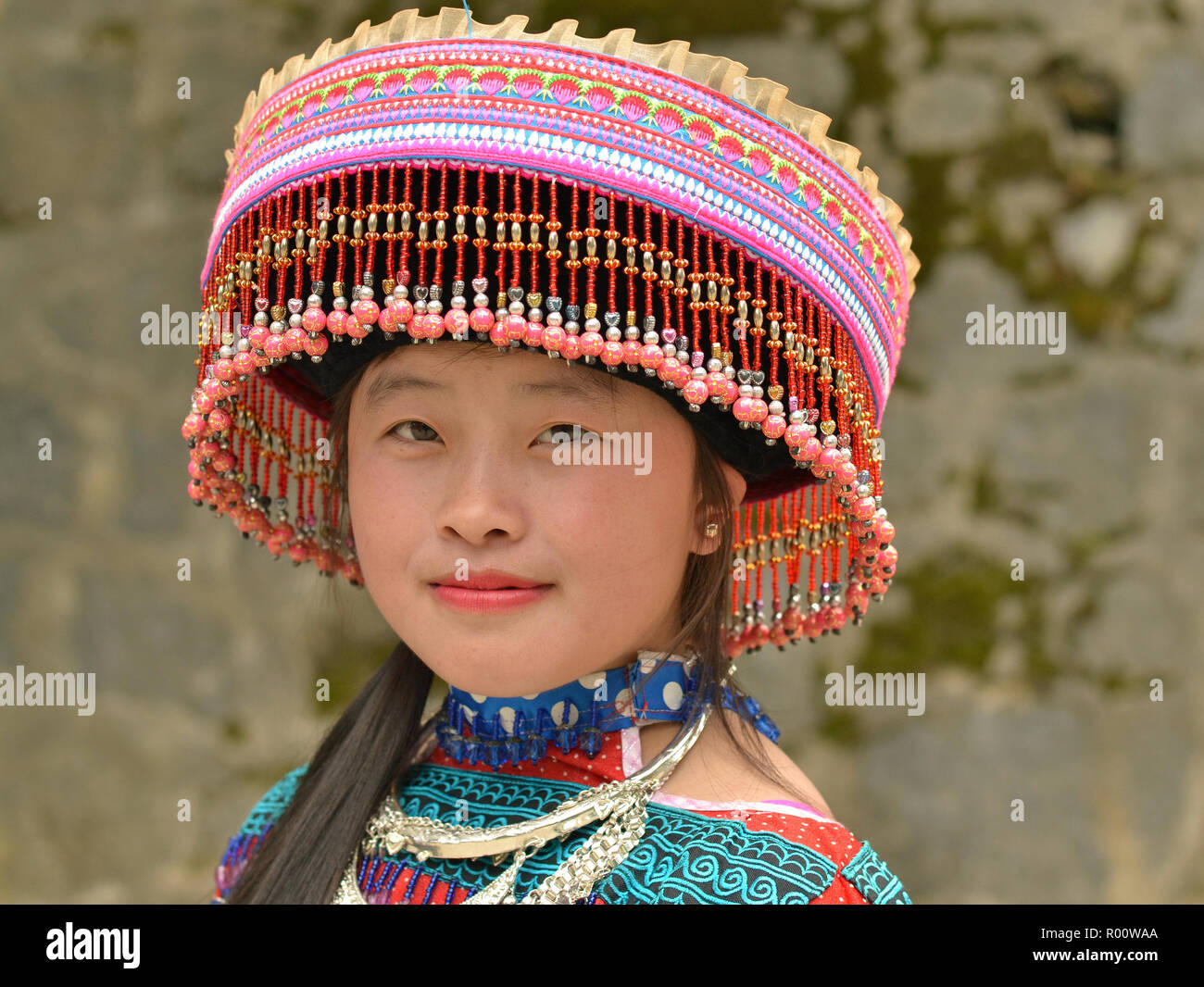 Giovane vietnamita H'mongs minoranza hill-tribe donna indossa i tradizionali colorati Miao/H'mongs hat e un tribale collana in argento. Foto Stock