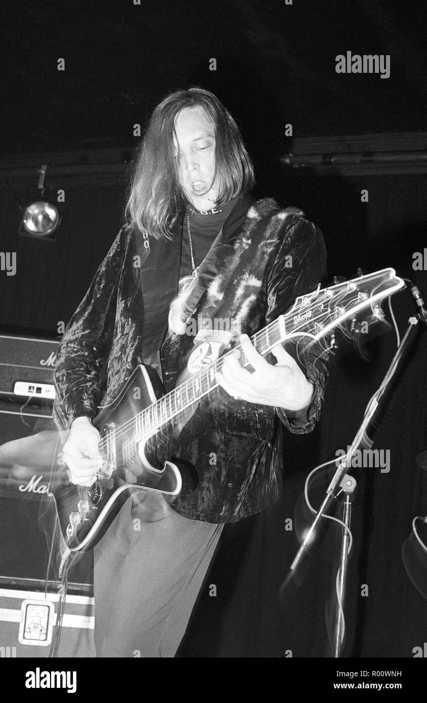 Nash Kato della band alternative rock urge Overkill che si esibisce al Venue, New Cross, Londra, 12 aprile 1991. Foto Stock