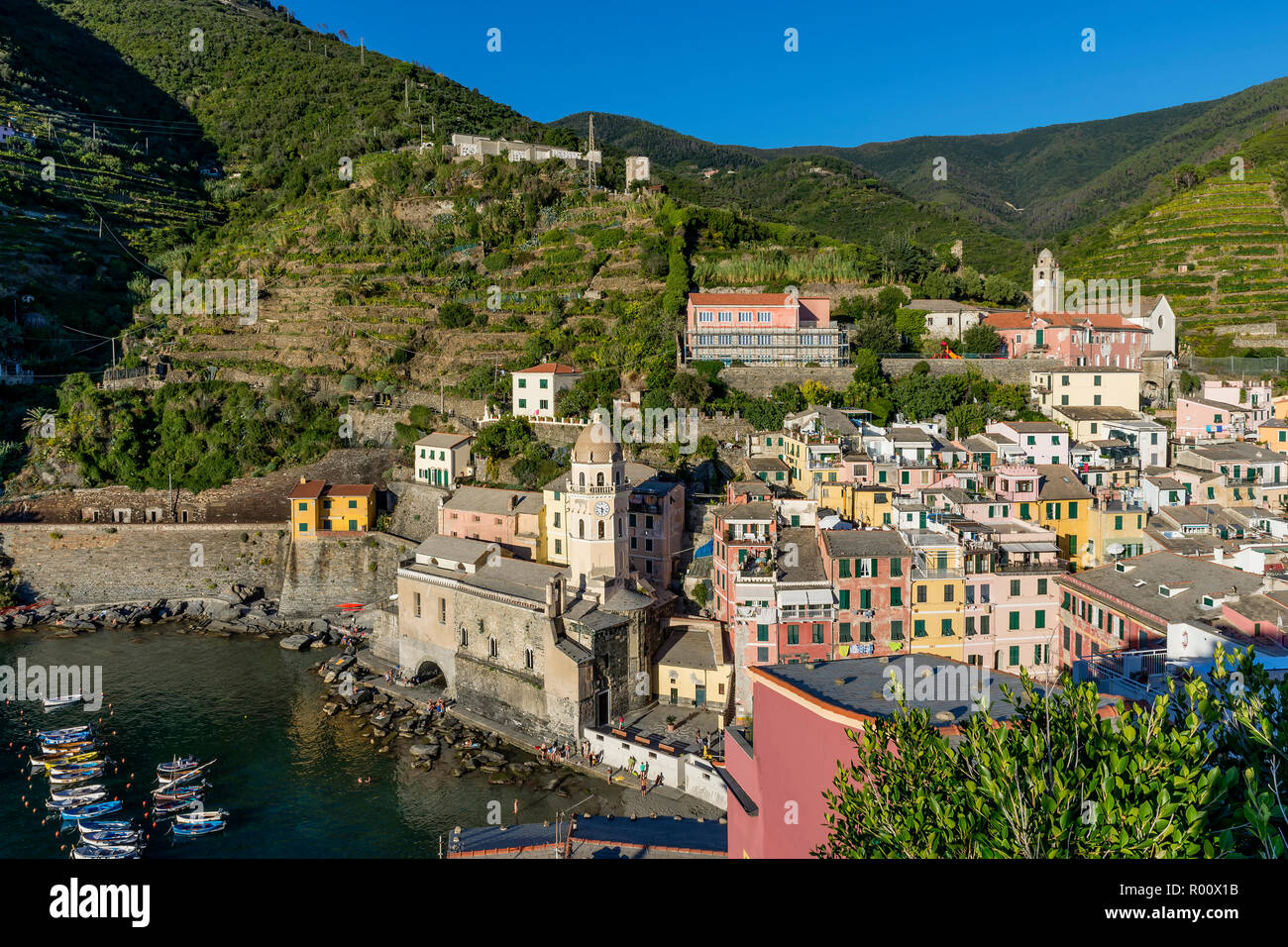 Bella vista aerea del centro di Vernazza illuminata dal sole del tardo pomeriggio, Cinque Terre Liguria, Italia Foto Stock